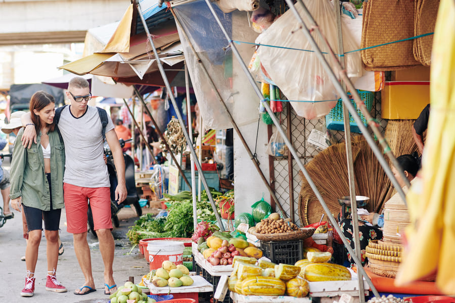 image de una pareja turistas mercado chino